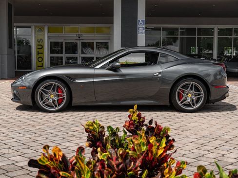 Used 2015 Ferrari California T image 22