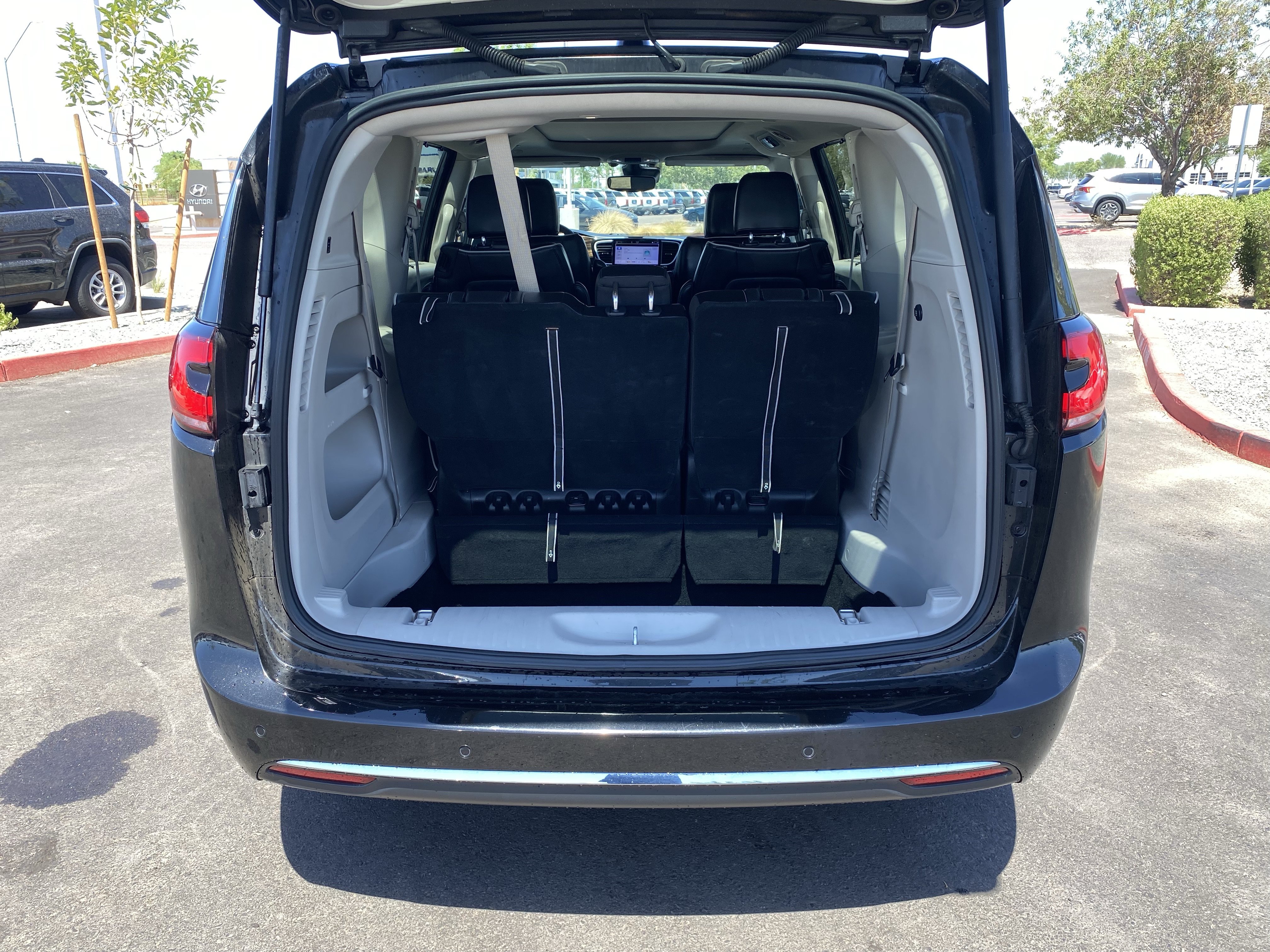 Used 2024 Chrysler Pacifica Limited FWD image 16