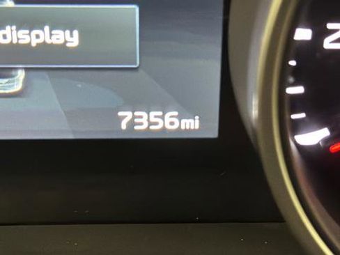 Used 2024 Kia Carnival LX image 10