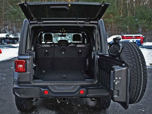 Used 2020 Jeep Wrangler Unlimited Sahara image 8