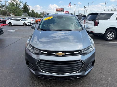 Used 2019 Chevrolet Trax LT w/ LT Convenience Package FWD image 2