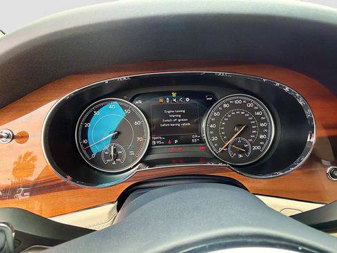 Used 2019 Bentley Bentayga V8 image 39