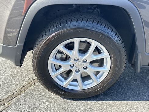 Used 2015 Jeep Cherokee Latitude w/ Comfort/Convenience Group image 13