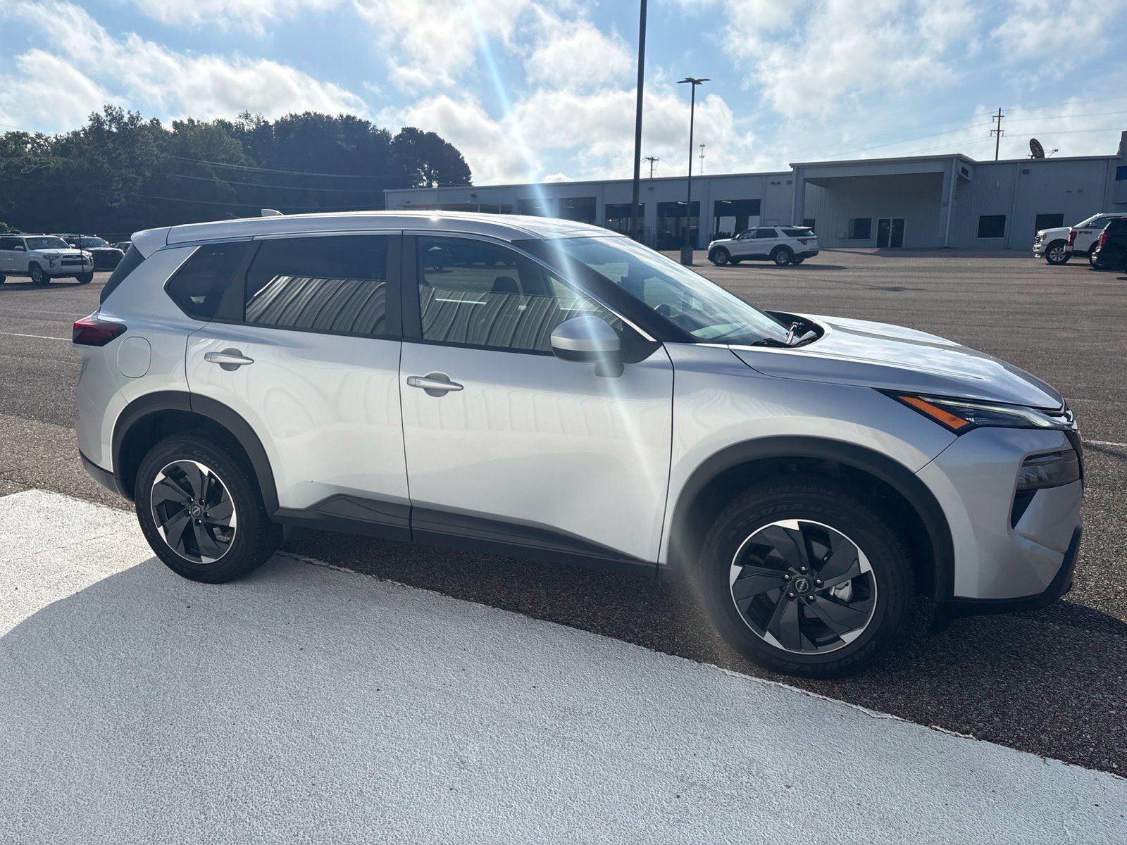 Used 2024 Nissan Rogue SV AWD/4WD image 3