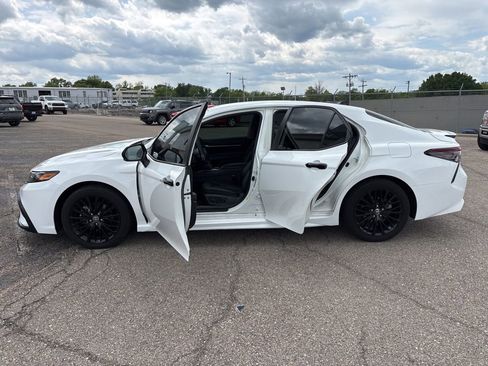 Used 2022 Toyota Camry SE FWD image 4