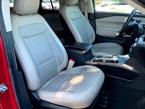 Used 2020 Ford Explorer Limited w/ Class III Trailer Tow Package image 8