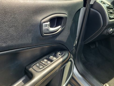 Used 2019 Jeep Compass Limited AWD/4WD image 18