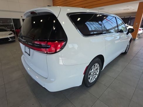 Used 2024 Chrysler Pacifica Touring-L FWD image 7