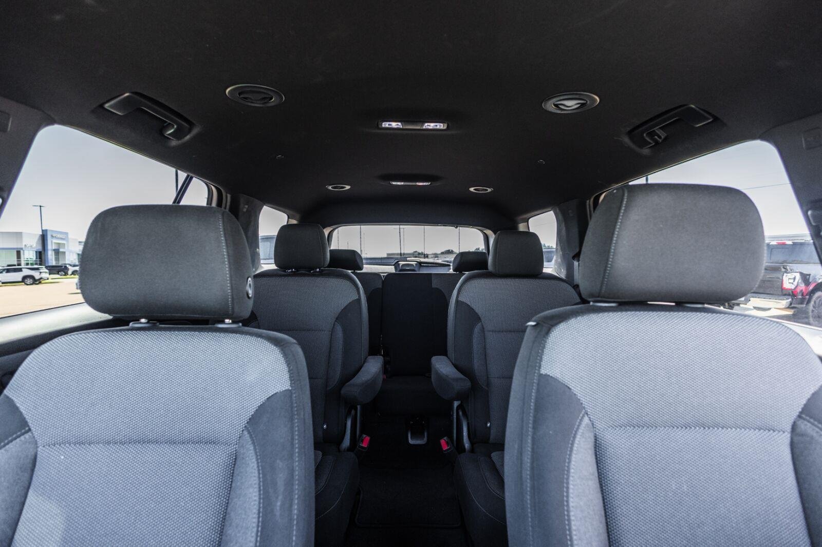 Used 2023 Chevrolet Traverse LT FWD image 3