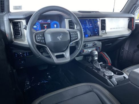 Used 2025 Ford Bronco Outer Banks image 2