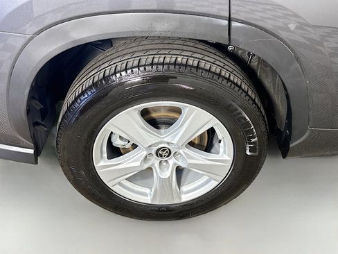 Used 2025 Toyota Highlander LE image 33