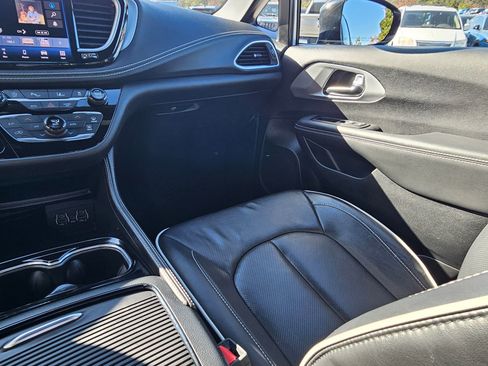 Used 2025 Chrysler Pacifica Limited image 11
