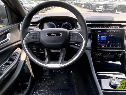 Certified 2025 Jeep Grand Cherokee Laredo X w/ Luxury Tech Group I AWD/4WD image 5