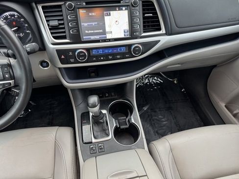 Used 2017 Toyota Highlander XLE image 2