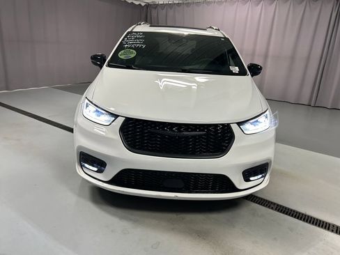 Used 2024 Chrysler Pacifica Limited w/ S Appearance Package image 2