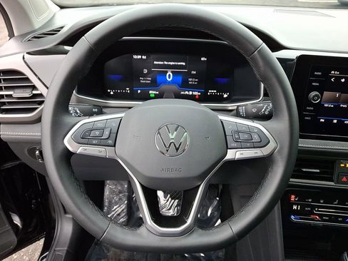 Used 2025 Volkswagen Taos SE AWD/4WD image 19