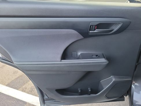 Used 2024 Toyota Highlander LE image 10