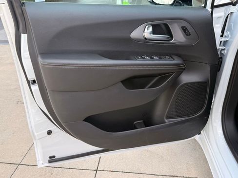 New 2026 Chrysler Pacifica Select FWD image 30