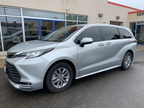 Used 2022 Toyota Sienna XLE AWD/4WD image 1