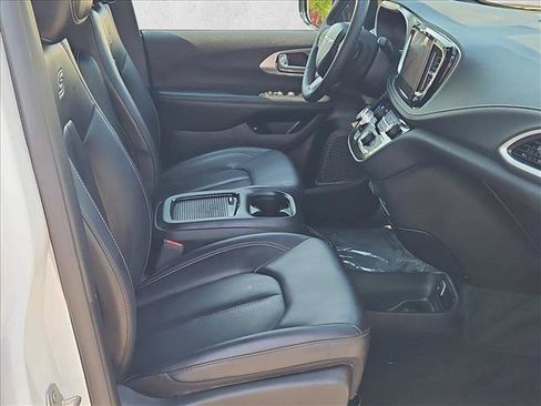 Used 2024 Chrysler Pacifica Limited FWD image 19