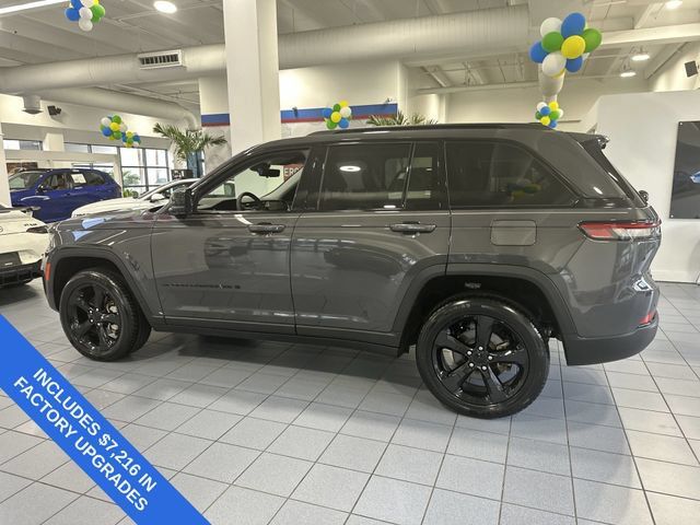 Used 2023 Jeep Grand Cherokee Limited w/ Luxury Tech Group II AWD/4WD image 38