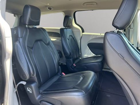 Used 2023 Chrysler Pacifica Touring-L FWD image 25