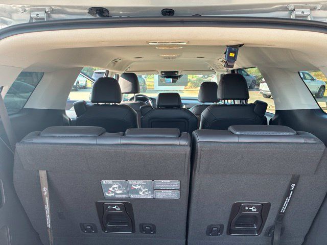 Used 2023 Kia Carnival LX FWD image 10