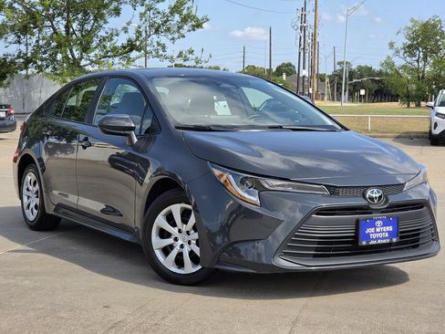 Used 2025 Toyota Corolla LE FWD image 2