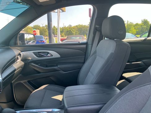 Used 2022 Chevrolet Traverse LT FWD image 10