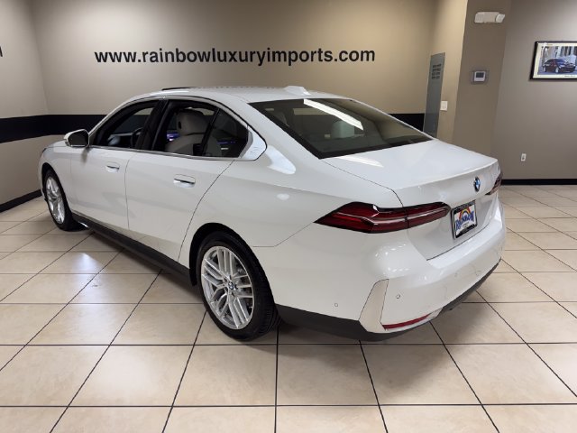 Used 2024 BMW 530i w/ Convenience Package RWD image 4