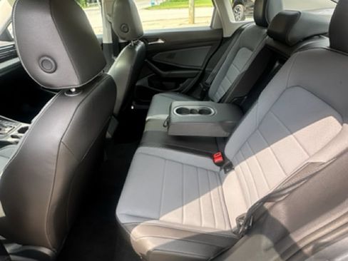Used 2025 Volkswagen Jetta SE FWD image 17