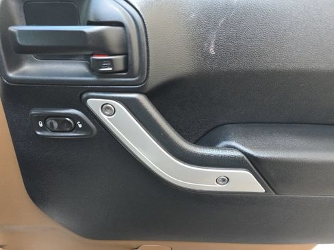 Used 2015 Jeep Wrangler Unlimited Sahara w/ Connectivity Group AWD/4WD image 18