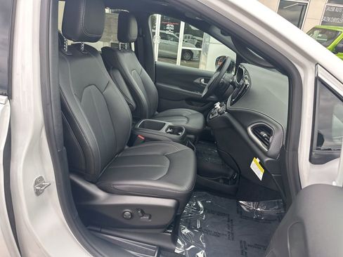 New 2026 Chrysler Pacifica Select image 16