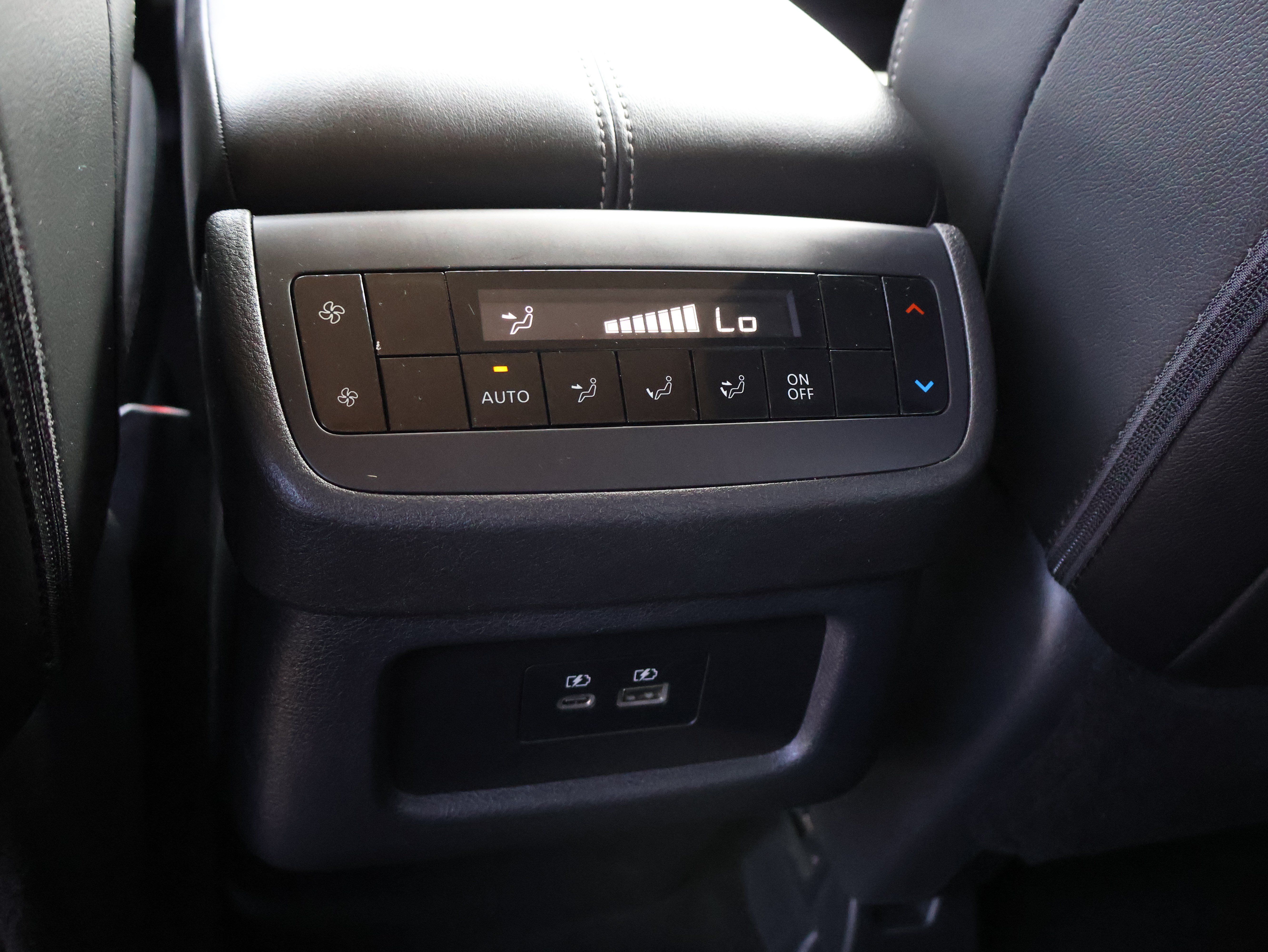 Used 2025 Nissan Pathfinder SL AWD/4WD image 13