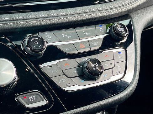 Used 2024 Chrysler Pacifica Touring-L w/ Uconnect Theater Family Group image 16