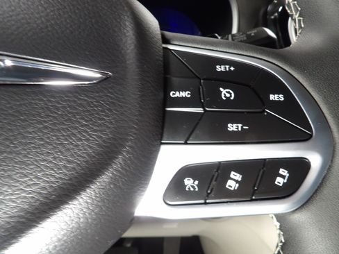 Used 2024 Chrysler Pacifica Limited FWD image 28