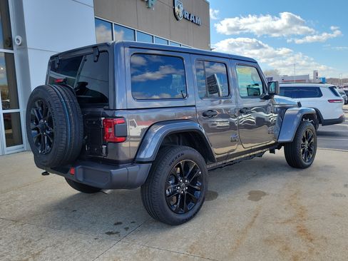 Used 2025 Jeep Wrangler Unlimited Sahara w/ Safety Group AWD/4WD image 4