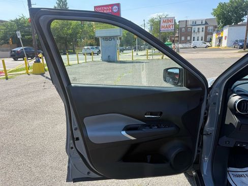 Used 2022 Nissan Kicks SR w/ Premium Package FWD image 19