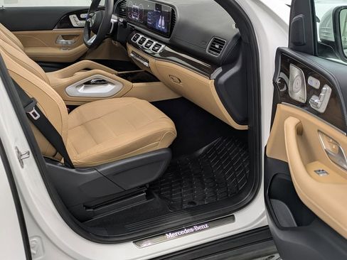 Used 2024 Mercedes-Benz GLS 450 4MATIC image 23