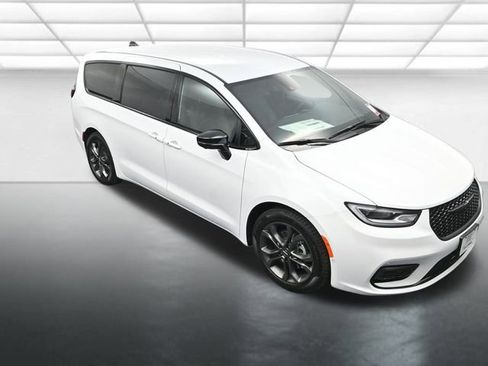 New 2026 Chrysler Pacifica Select image 10