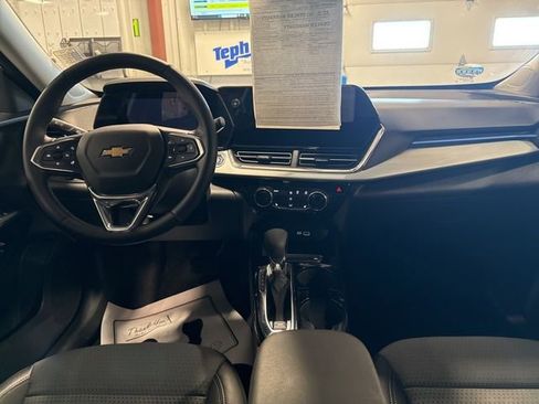 Used 2025 Chevrolet Trax LT w/ LT Convenience Package image 26