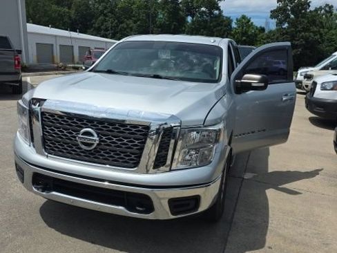 Used 2018 Nissan Titan SV AWD/4WD image 3