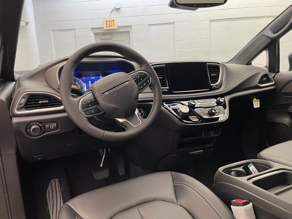 New 2027 Chrysler Pacifica Select AWD/4WD image 9
