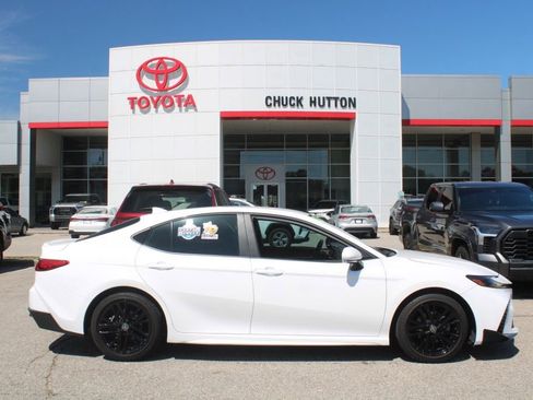 Used 2025 Toyota Camry SE FWD image 1