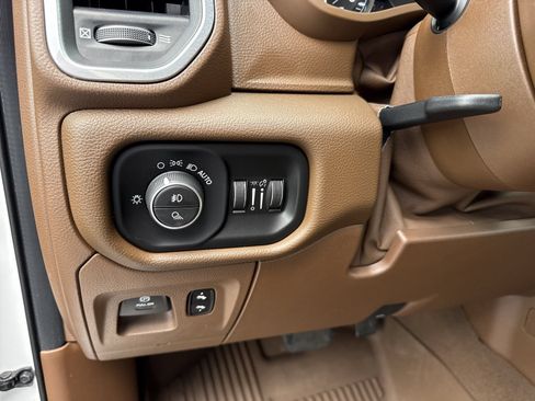 Used 2019 RAM 1500 Laramie AWD/4WD image 16