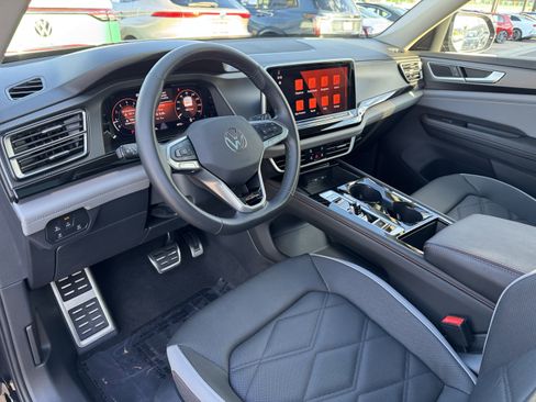 Used 2025 Volkswagen Atlas Peak Edition SE image 17