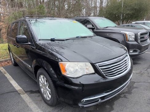 Used 2013 Chrysler Town & Country Touring image 3