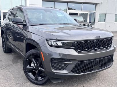 Used 2025 Jeep Grand Cherokee Altitude