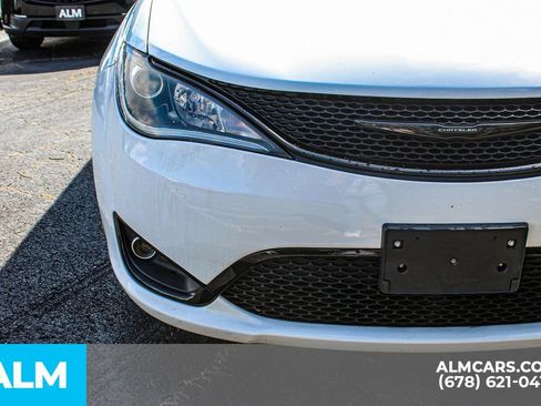Used 2019 Chrysler Pacifica Touring Plus w/ S Appearance Package FWD image 11