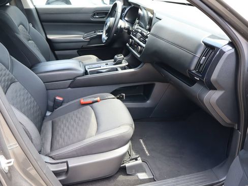 Used 2024 Nissan Pathfinder SV FWD image 17